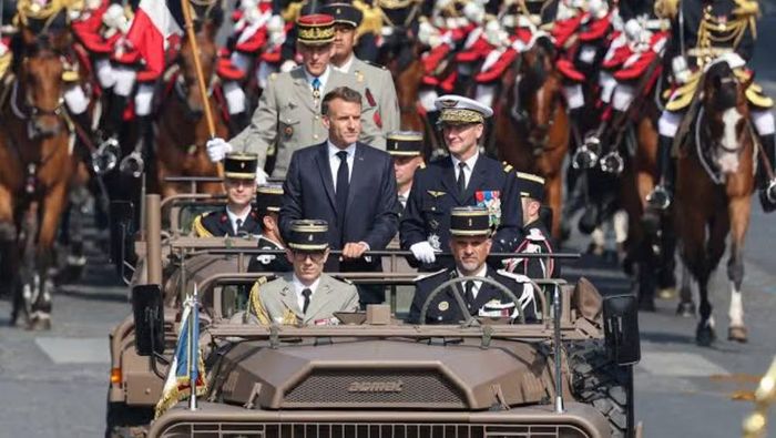 Tổng thống Pháp Emmanuel Macron ngày 14/7 chủ trì lễ duyệt binh nhân dịp Quốc khánh Pháp tại đại lộ Champs-Élyseés ở thủ đô Paris.