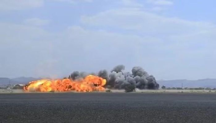 Sân bay Quốc tế Abha nằm tại thủ phủ tỉnh Asir, khu vực giáp biên giới Yemen. Sau tuyên bố của Houthi, liên quân do Arab Saudi dẫn đầu xác nhận đã đánh chặn các tên lửa đạn đạo được phóng về miền nam nước này, song không đề cập đến các máy bay không người lái.