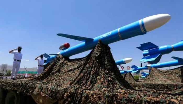Sau đó, một phát ngôn viên quân đội Yemen cho biết chiếc máy bay đã chuyển hướng và hạ cánh xuống thành phố Hodeidah, cách Sanaa 150 km về phía tây nam.