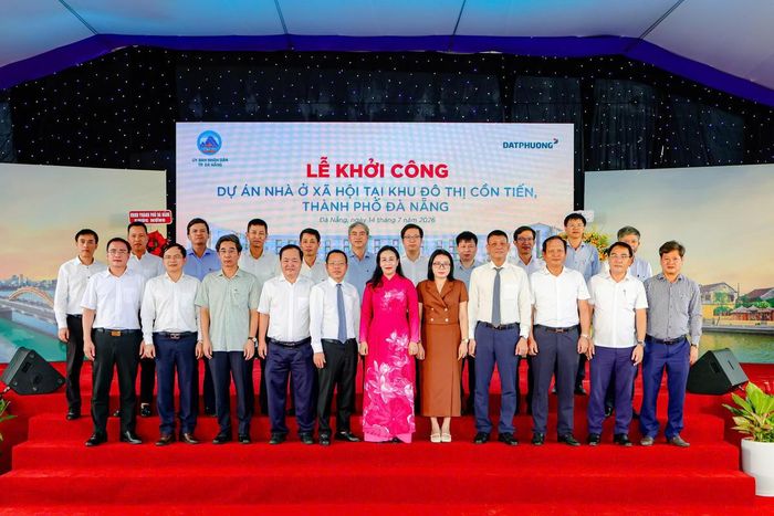 Các đại biểu dự lễ khởi công. Ảnh: Nguyễn Tú.