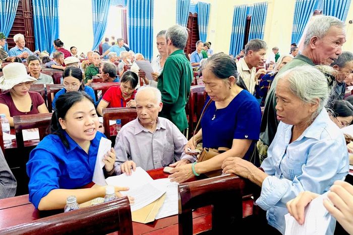 Cán bộ Đoàn xã Đại Đồng (Nghệ An) tận tình hướng dẫn thân nhân liệt sĩ hoàn thiện thủ tục, cung cấp thông tin phục vụ tìm kiếm hài cốt.