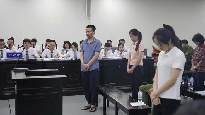Giám đốc Phạm Vũ Khiêm cùng các bị cáo tại phiên tòa. Ảnh: GIANG LONG.