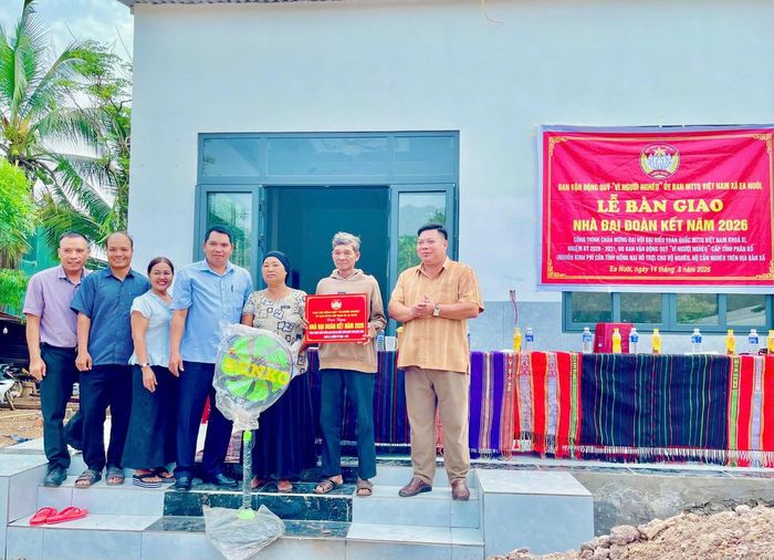 Đại diện Ban Vận động Quỹ “Vì người nghèo” Ủy ban MTTQ Việt Nam xã Ea Nuôl cùng các đại biểu trao bảng tượng trưng và quà hỗ trợ cho hộ gia ông hộ ông Nay Mới. Ảnh:TN.