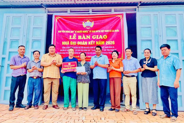 Đại diện Ban Vận động Quỹ “Vì người nghèo” Ủy ban MTTQ Việt Nam xã Ea Nuôl cùng các đại biểu trao bảng tượng trưng và kinh phí hỗ trợ cho hộ bà Hoàng Thị Sim. Ảnh:TN.