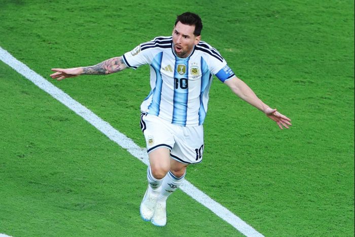 Hai phiên bản FIFA World Champions Badge trên áo đấu Argentina không chỉ khác nhau về màu sắc. Ảnh: Siphiwe Sibeko/Reuters.