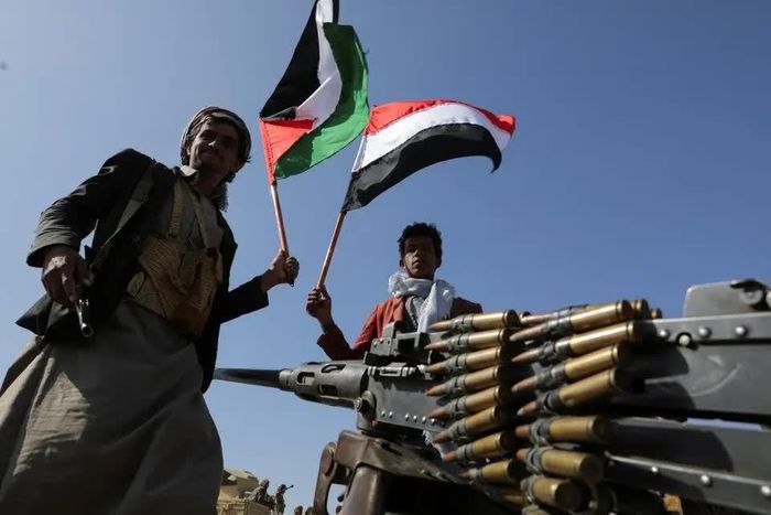  Trước đó, Houthi từng cảnh báo sẽ đóng cửa eo biển Bab al-Mandab nếu các nước vùng Vịnh tham chiến. Ảnh: Reuters. 