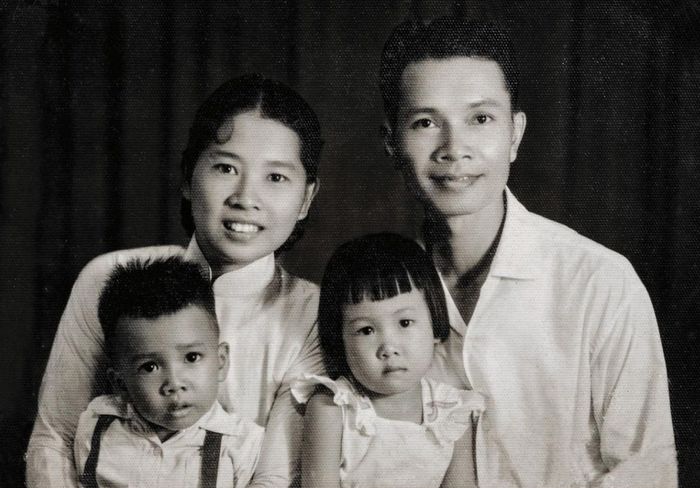  Ảnh gia đình ông bà Lê Duy Nhuận và Đỗ Duy Liên chụp tại Phnom Penh (1960) - tấm ảnh duy nhất ông bà chụp cùng hai con Liên Hoan - Thái Hỷ. Nguồn: Ảnh chụp từ sách. 