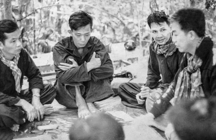  Từ trái sang: ông Bí thư huyện Bến Cát, ông Nguyễn Văn Đậu (Bảy Xụi), ông Lê Duy Nhuận (Tư Ốm) và ông Mai Chí Thọ (Năm Xuân) họp chuẩn bị chiến dịch Mậu Thân 1968. Ảnh chụp từ sách. 