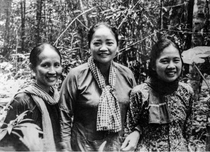  Bà Đỗ Duy Liên chụp cùng bà Nguyễn Thị Định - Ba Định (giữa) và bà Nguyễn Thị Bạch Tuyết - Sáu Tuyết (trái) ở chiến khu, 1968. Ảnh chụp từ sách. 
