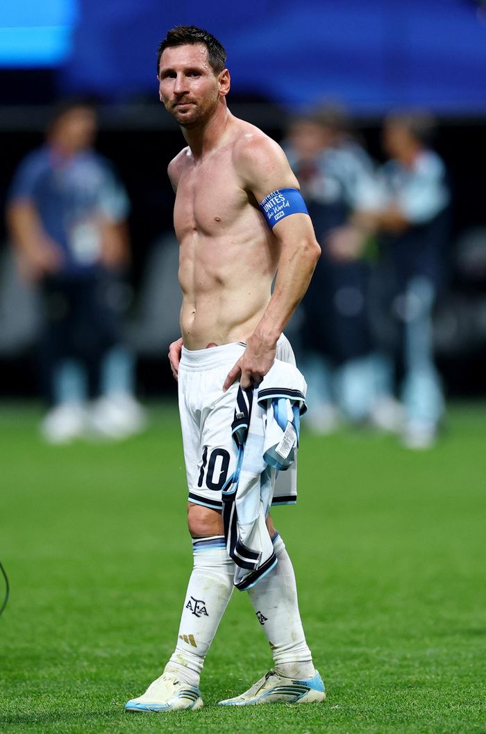 Antonela quen Messi từ khi cả hai còn nhỏ ở Rosario (Argentina), trước khi anh rời quê nhà sang Barcelona theo đuổi sự nghiệp. Trong hơn 2 thập kỷ sau đó, cô vẫn là gương mặt quen thuộc bên cạnh Messi, từ giai đoạn anh chịu áp lực lớn ở đội tuyển Argentina, những lần chấn thương, thất bại ở các trận chung kết lớn, đến khoảnh khắc vô địch World Cup 2022 và hành trình tại World Cup 2026. Họ vẫn luôn được đánh giá là một trong những cặp đôi đẹp nhất của làng bóng đá thế giới. Ảnh: Carlos Barria/Reuters.