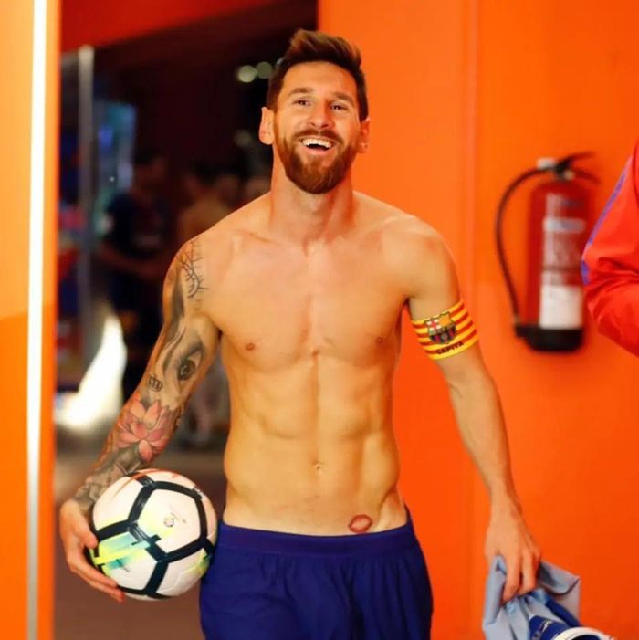  Theo một số nguồn tin, hình xăm này được Messi thực hiện vào mùa hè năm 2017, xuất hiện lấp ló phía trên cạp quần của ngôi sao Argentina. Vị trí xăm mình được đánh giá là tương đối kín đáo và quyến rũ, chỉ được phô diễn trước ánh nhìn của công chúng khi Messi cởi áo và kéo cạp quần xuống thấp. Ảnh: @leomessi. 