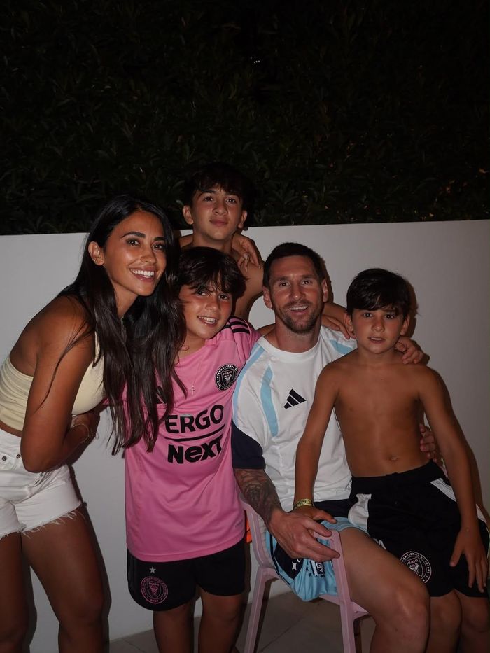 Antonela Roccuzzo, vợ Lionel Messi, là một trong những gương mặt nổi tiếng nhất trong dàn WAGs Argentina và giới vợ/bạn gái của các cầu thủ bóng đá. Cô xếp ở vị trí thứ 2 trong danh sách vợ/bạn gái ngôi sao World Cup kiếm nhiều tiền nhất trên mạng xã hội do nền tảng phân tích dữ liệu Vantix đăng tải. Với gần 40 triệu người theo dõi trang cá nhân, cô có thể kiếm 391.000 USD từ một bài đăng tài trợ. Nàng WAG là hậu phương vững chắc của Messi trong nhiều giải đấu, bao gồm World Cup năm nay. Mỹ nhân này có mặt ở khu vực khán đài đặc biệt, theo dõi toàn bộ trận đấu của đội tuyển Argentina, trở thành nguồn động viên lớn cho nửa kia. Ảnh: @antonelaroccuzzo. 