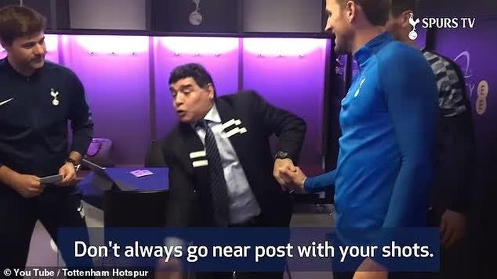  Maradona từng chỉ Kane cách đánh bại các thủ môn. Giờ đây, đoạn video ấy lại trở thành chủ đề được nhắc nhiều nhất trước bán kết World Cup 2026. 