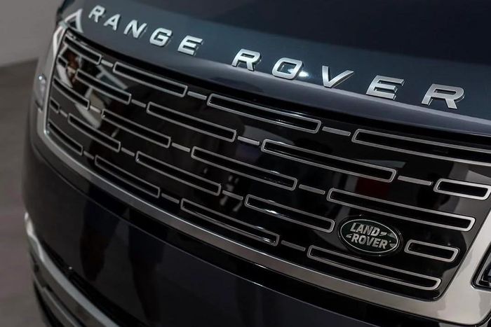  Về ngoại hình, JLR vẫn giữ nguyên những đường nét thiết kế làm nên sự thu hút cho dòng Range Rover hiện tại. Hãng không muốn phiên bản thuần điện đứng tách biệt hoàn toàn với dải sản phẩm hiện tại. 