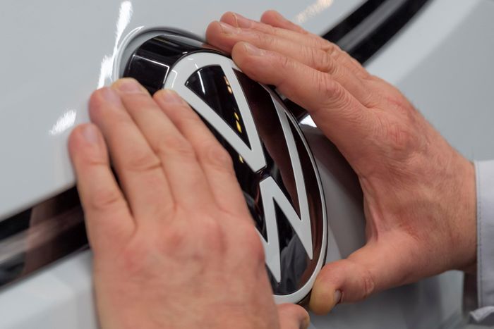  Vụ kiện hiện nay gợi nhớ đến bê bối "Dieselgate" của Volkswagen bùng nổ vào năm 2015, khiến nhà sản xuất ôtô Đức phải chi hàng tỷ euro để dàn xếp các vụ kiện và xử lý hậu quả trên toàn cầu. 
