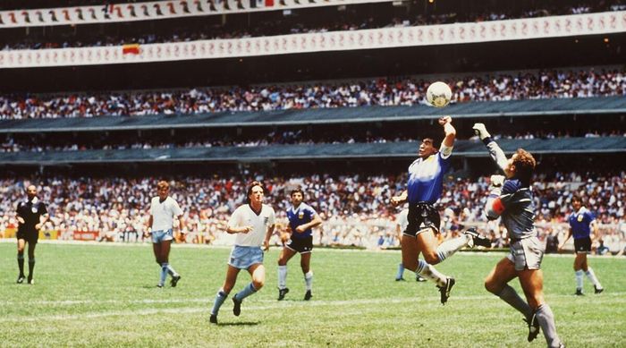  Bàn thắng "Bàn tay của Chúa" của Diego Maradona vào lưới tuyển Anh ở trận tứ kết World Cup 1986. Ảnh: Goal.com. 
