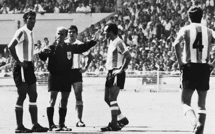  Trọng tài người Tây Đức Rudolf Kreitlein buộc đội trưởng Argentina Antonio Rattín (trái) rời sân trong trận tứ kết World Cup 1966. Ảnh: Telegraph. 