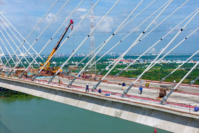  Cách thiết kế này giúp hai bên dầm cầu cùng tham gia chịu lực thông qua hệ cáp liên tục, song làm quá trình thi công và cân chỉnh phức tạp hơn. 