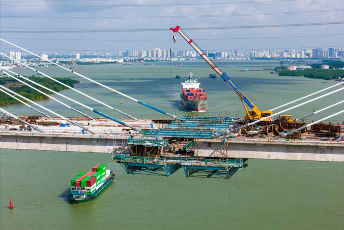  Theo ghi nhận của Tri Thức - Znews vào ngày 12/7, tại vị trí hợp long giữa của 2 nhịp chính đã được nhà thầu thi công lao cáp dự ứng lực, chuẩn bị cho công tác lắp đặt ván khuôn lõi và lắp đặt cốt thép cho khối hợp long trong thời gian sắp tới. 