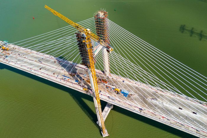  Mỗi trụ bố trí hai mặt phẳng dây văng dạng rẻ quạt với 56 bó cáp, dây văng được nối liên tục giữa hai nhịp, đoạn giữa vắt qua trụ tháp bằng kết cấu neo "yên ngựa". Hai đầu cáp sau đó được neo vào dầm cứng ở hai phía. 