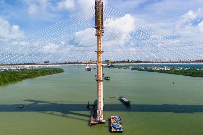  Theo thiết kế, hai trụ chính có thể chịu va chạm trực tiếp của tàu tải trọng 20.000 tấn di chuyển với vận tốc 5 m/s. 