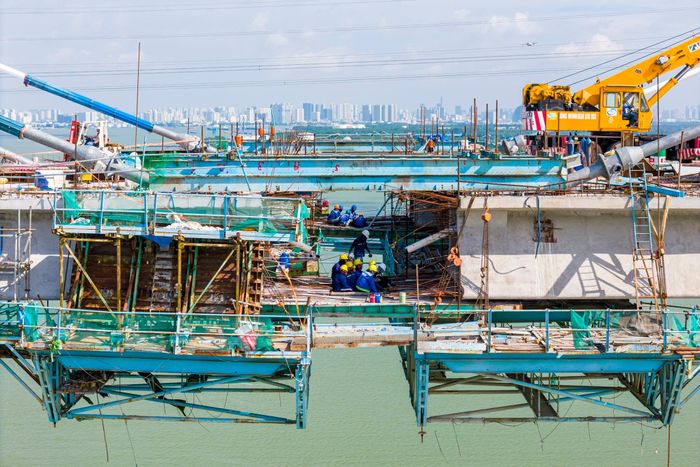  Ông Lê Văn Khánh, tư vấn giám sát cầu Phước Khánh cho biết để đảm bảo tiến độ, nhà thầu tổ chức thi công 3 ca, 4 kíp liên tục. Ban ngày, mỗi trụ có khoảng 80-85 kỹ sư, công nhân làm việc, ban đêm duy trì 40-50 người. Lực lượng giám sát cũng túc trực 24/24 nhằm kiểm soát chất lượng và nghiệm thu tại chỗ. 