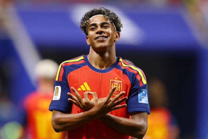  Ở tuổi 19, Yamal đã sở hữu 3 chức vô địch La Liga, 1 danh hiệu EURO và đang là trụ cột của tuyển Tây Ban Nha tại World Cup 2026. Sinh nhật năm nay đến chỉ một ngày trước bán kết - trận đấu mà Yamal gọi là quan trọng nhất trong sự nghiệp tính đến thời điểm hiện tại. Dù vậy, tiền đạo trẻ khẳng định anh không hề chịu áp lực. 