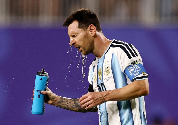 Số liệu từ FIFA chỉ ra Messi dành tới 64% thời gian trên sân để đi bộ, một giải pháp bắt buộc để "Albiceleste" co kéo năng lượng cho số 10 qua từng trận đấu.