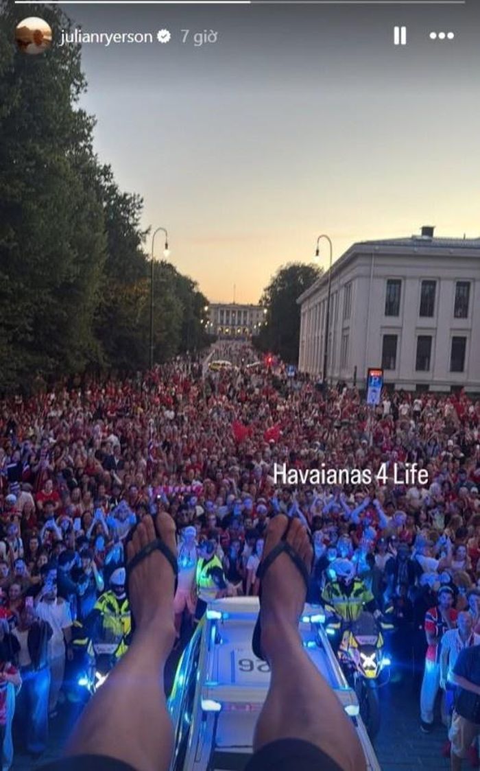  Ryerson đăng ảnh đôi dép lê trên trang cá nhân khi đứng trên xe buýt diễu hành tại Oslo. Ảnh:@julianryerson/Instagram. 