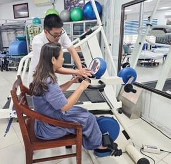  KTV Nguyễn Hải Linh hướng dẫn người bệnh là Việt kiều Anh tập vận động chân. 