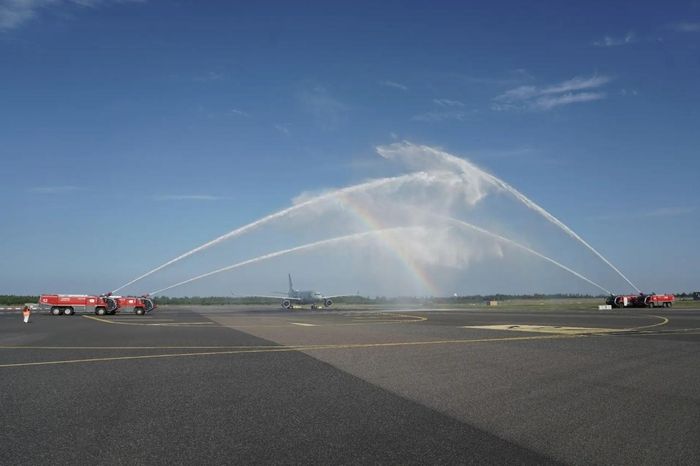 Chuyên cơ chở Erling Haaland và đồng đội được chào đón bằng nghi thức phun vòi rồng (water salute) trên đường băng, tại sân bay Oslo Gardermoen, ngày 13/7 (giờ địa phương). Ảnh: NRK.
