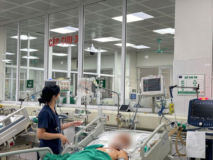 Nhân viên y tế chăm sóc cho bệnh nhân. Ảnh: BVCC.