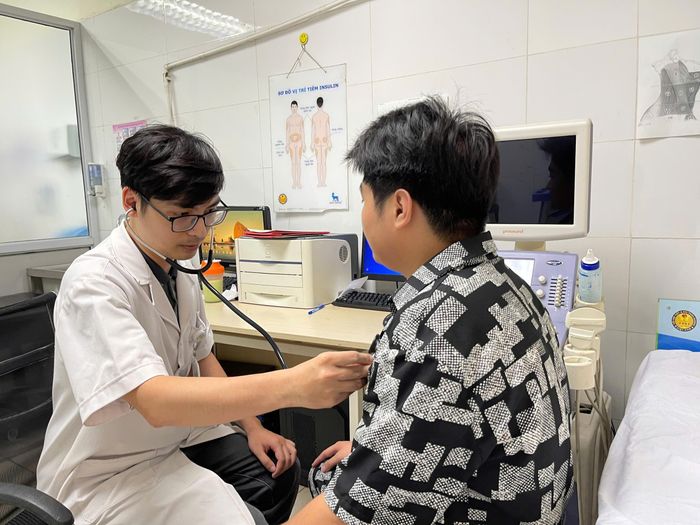  Bác sĩ Giang thăm khám cho bệnh nhân. Ảnh: Phương Anh. 