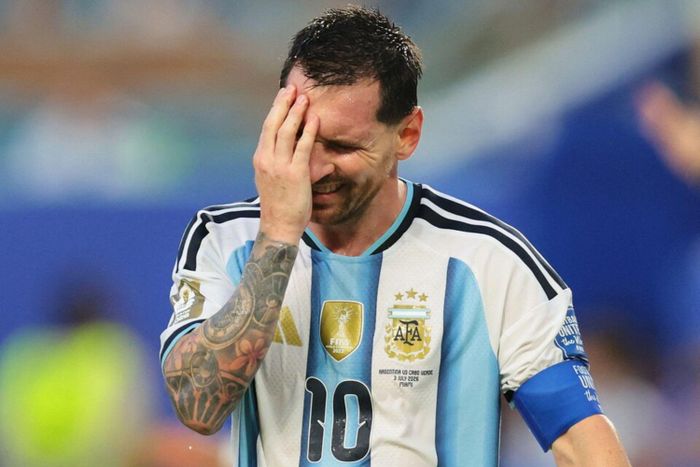 Argentina yêu cầu tới FIFA thay đổi trang phục xanh navy.