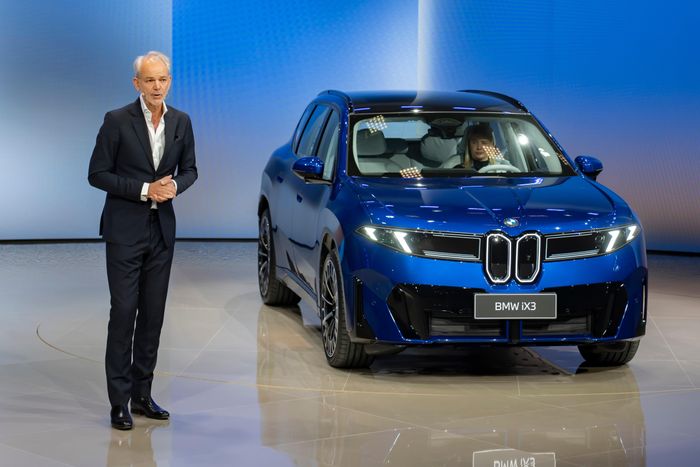 Việc ra mắt BMW iX3 bị dời lại do phải trang bị thêm tính năng hỗ trợ lái được nội địa hóa cho thấy các hãng xe Đức còn lâu mới bắt kịp được tốc độ phát triển và ra mắt của các thương hiệu Trung Quốc.
