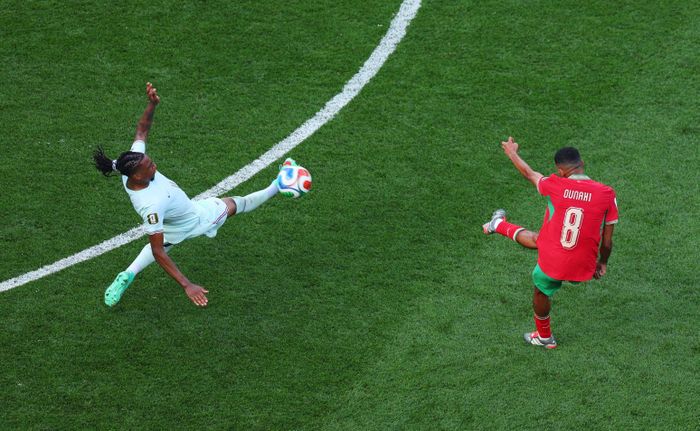 Michael Olise thể hiện đường chuyền volley ấn tượng. Ảnh: Mike Segar/Reuters.