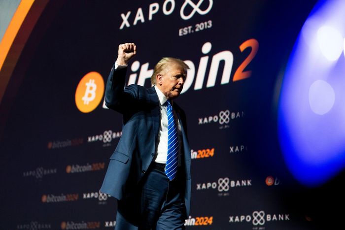 Tổng thống Mỹ Donald Trump thu về hơn 1,4 tỷ USD từ các dự án tiền mã hóa trong năm ngoái. Ảnh: New York Times.