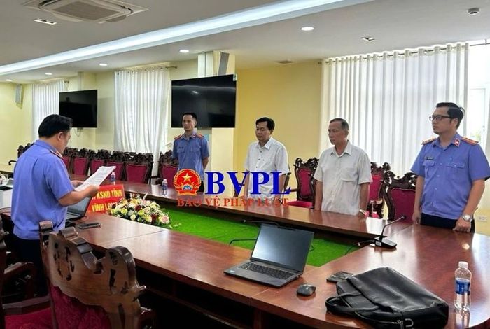 Cơ quan điều tra VKSND tối cao tống đạt các quyết định tố tụng đối với bị can Huỳnh Minh Trung, nguyên Viện trưởng VKSND huyện Trà Ôn (cũ).
