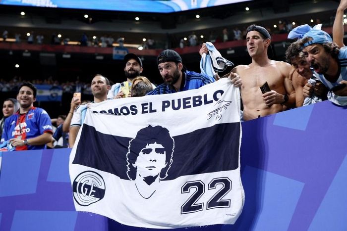  Diego Maradona vẫn là biểu tượng với bóng đá Argentina. 