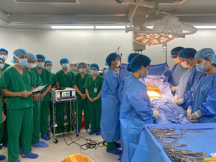 Toàn bộ ê-kíp phẫu thuật đã dành phút mặc niệm, đọc lời tri ân và từ biệt người hiến tạng như một sự tôn kính đối với nghĩa cử cao đẹp.