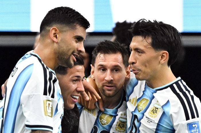 Hàng thủ Argentina bị đánh giá thiếu vững chắc. Ảnh: Reuters.