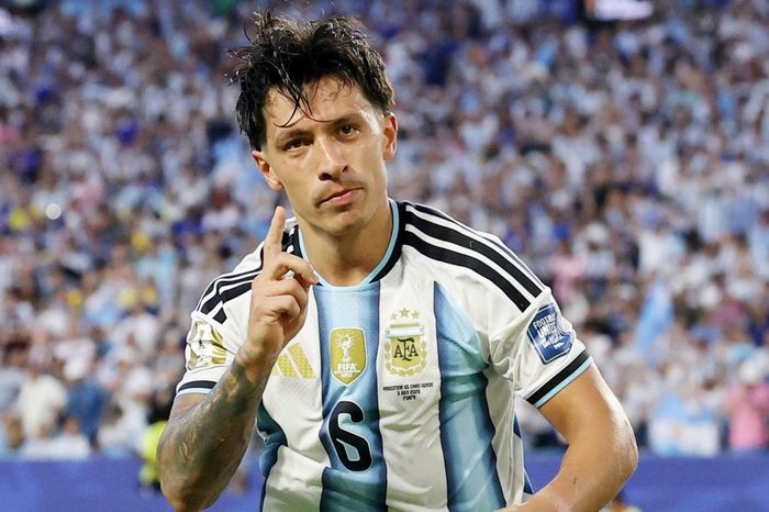 Hàng thủ Argentina bị chê hay phạm sai lầm. Ảnh: Reuters.
