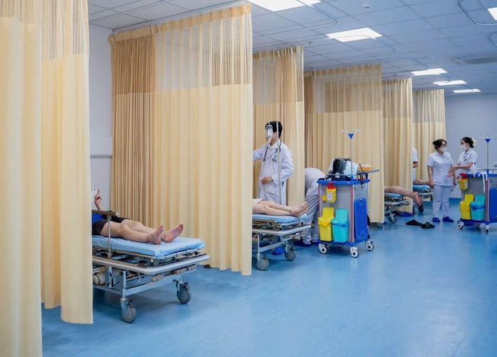 Đội ngũ bác sĩ, điều dưỡng đã nhanh chóng đánh giá tình trạng từng bệnh nhân, xử trí ban đầu và theo dõi sát diễn tiến