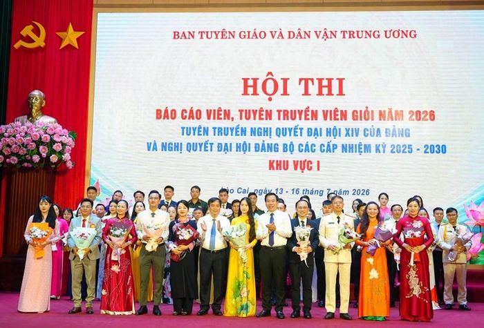 Ban tổ chức tặng hoa các báo cáo viên, tuyên truyền viên tiêu biểu tham gia hội thi