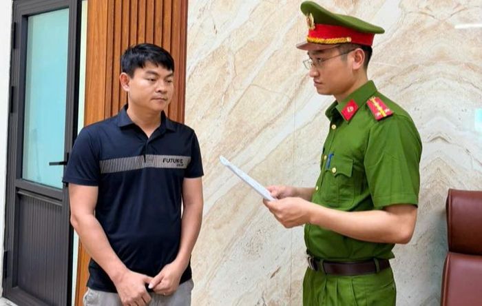 Cơ quan Cảnh sát điều tra Công an tỉnh Phú Thọ tống đạt quyết định khởi tố bị can đối với Nguyễn Văn Bình. Ảnh: Công an