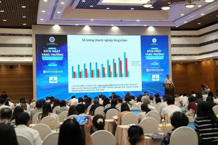 TS. Phạm Anh Tuấn, Phó Viện trưởng Viện Kinh tế Việt Nam và Thế giới trình bày tham luận