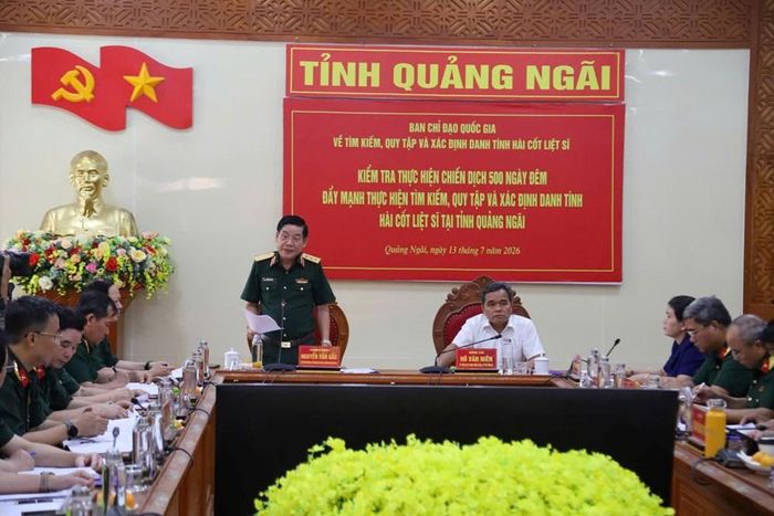 Ủy viên TƯ Đảng, Thượng tướng Nguyễn Văn Gấu, Thứ trưởng Bộ Quốc phòng và Ủy viên TƯ Đảng, Bí thư Tỉnh ủy Quảng Ngãi Hồ Văn Niên chủ trì hội nghị