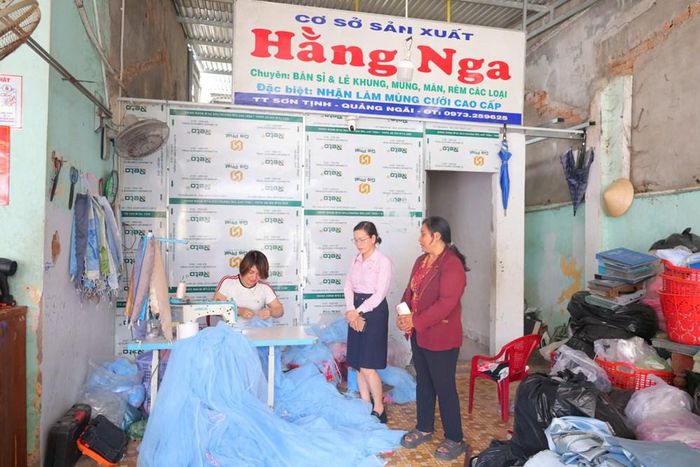 Cơ sở may màn rèm của chị Mai Thị Hằng được mở rộng quy mô nhờ nguồn vốn vay ưu đãi, đồng thời tạo việc làm thường xuyên cho lao động địa phương