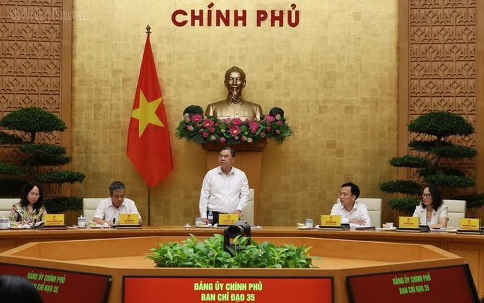 Phó Thủ tướng Thường trực yêu cầu chủ động truyền thông chính sách, xử lý kịp thời các tình huống phát sinh. Ảnh: VGP