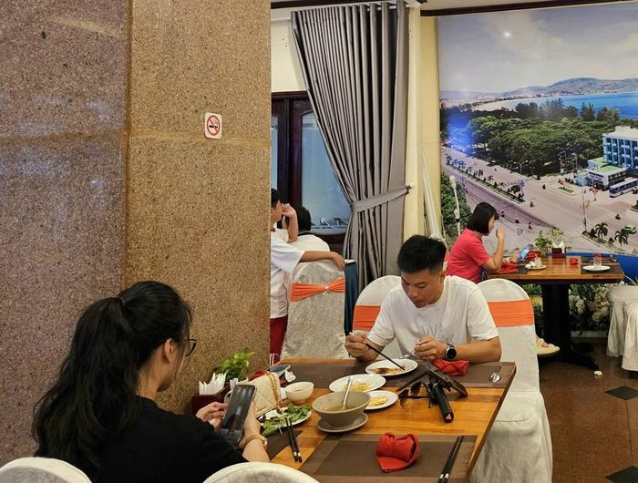Khách sạn Hải Âu dán biển cảnh báo không sử dụng thuốc lá tại nhà hàng